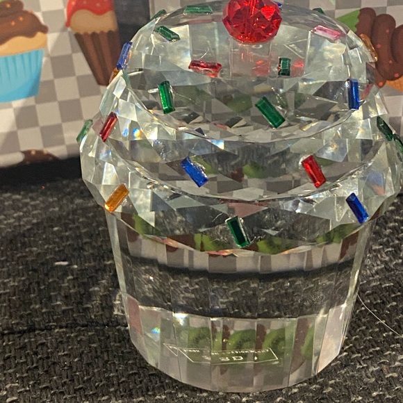 Crystal Jumbo Cupcake Party Decor - Picture 2 of 4